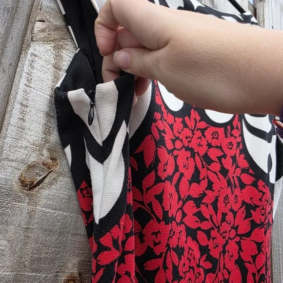 41) MAGGY LONDON Red and Black Sheath Mini Dress Sleeveless Crew Neck Sz. 6