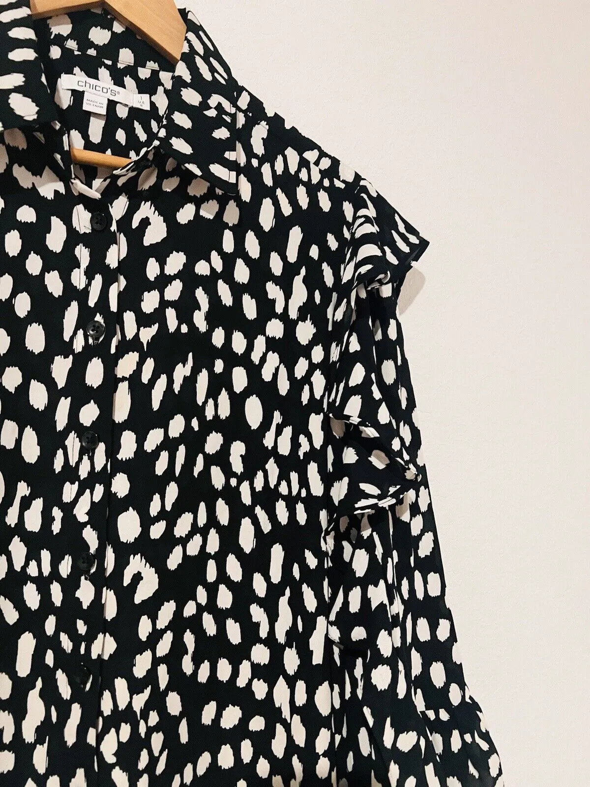 Chicos Ruffle Dot Print Top Sz M Button Up Blouse Black/White Office Career