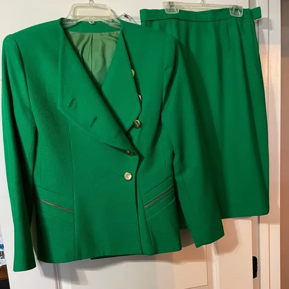 💚Designer Ladies skirt &amp; jacket 2pc SZ 10 Rich Kelly Green Asymmetrical jacket