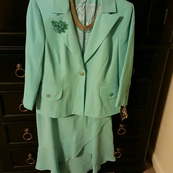 EASY LIKE SUNDAY MORNING❣️Absolutely gorgeous seafoam suit