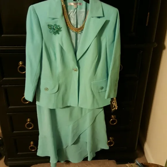 EASY LIKE SUNDAY MORNING❣️Absolutely gorgeous seafoam suit