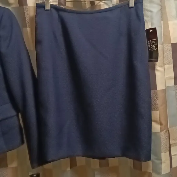 FINAL PRICE NWT Le Suit navy 2-pc skirt suit w flap pockets &amp; slits Size 4P