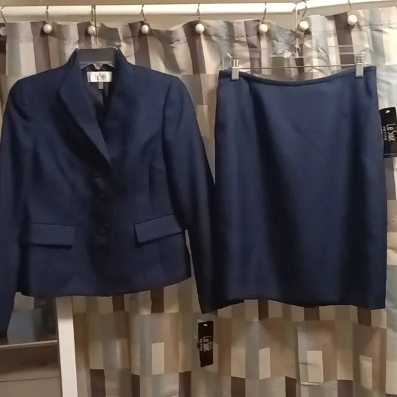 FINAL PRICE NWT Le Suit navy 2-pc skirt suit w flap pockets &amp; slits Size 4P