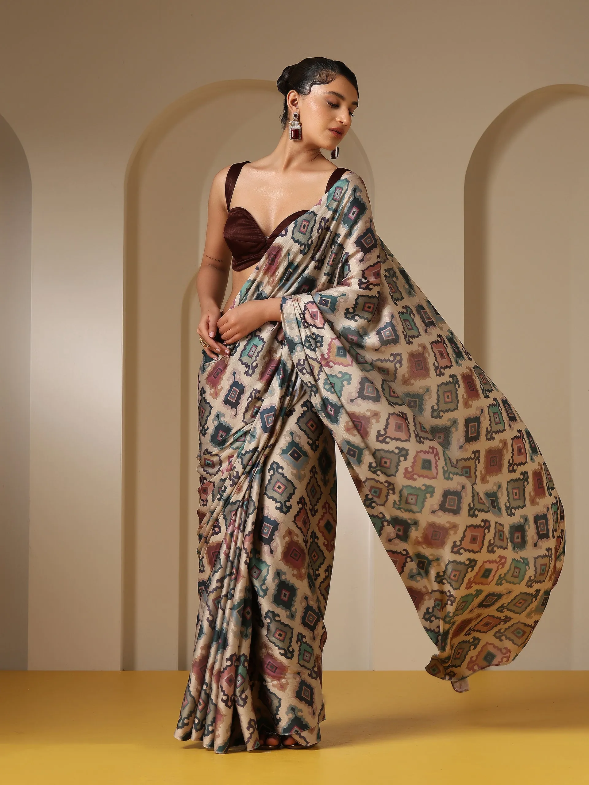 Geometric Print Pattern Super Soft Saree with Blouse Fabric