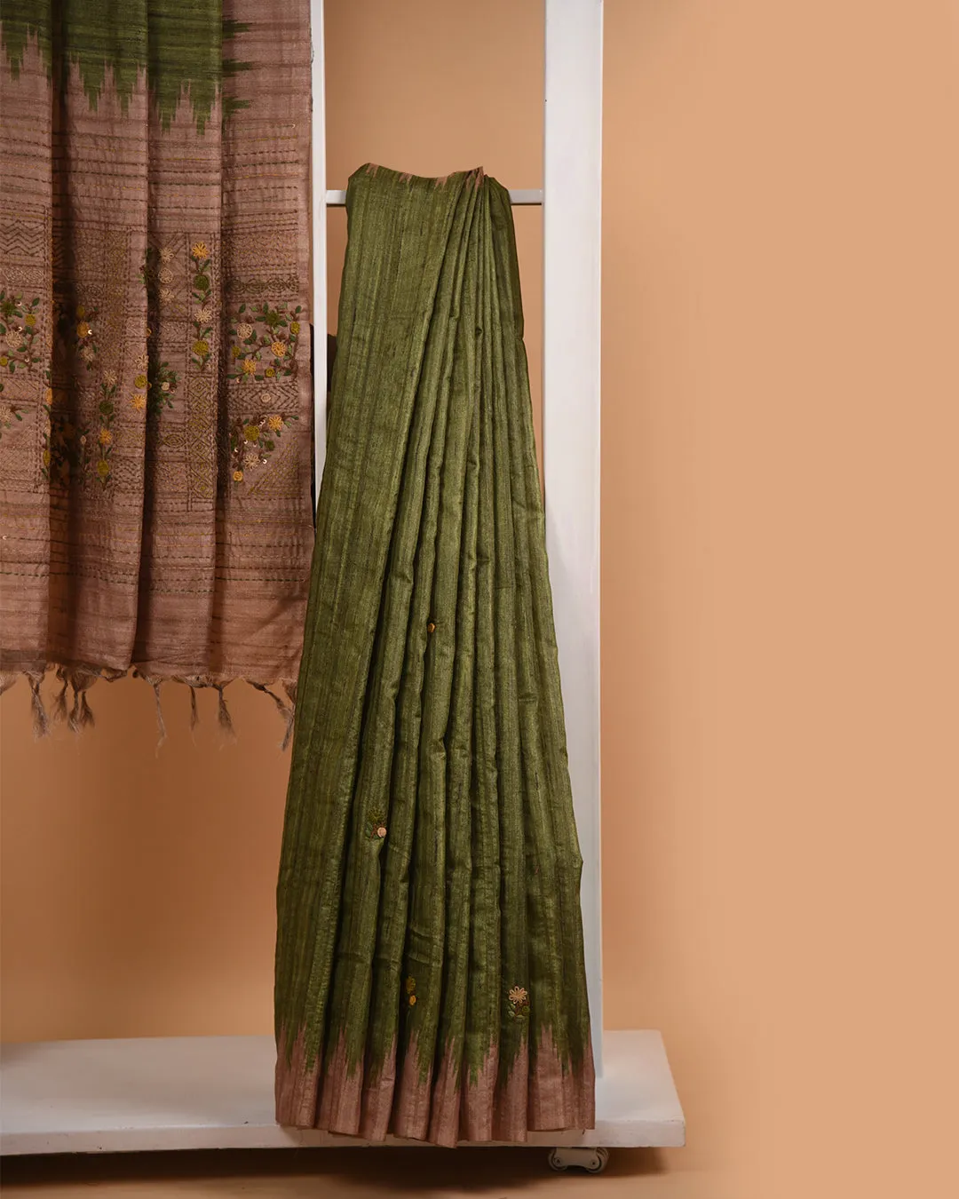 Green Silk Cotton Blend Embroidered Saree With Silk Cotton Blouse