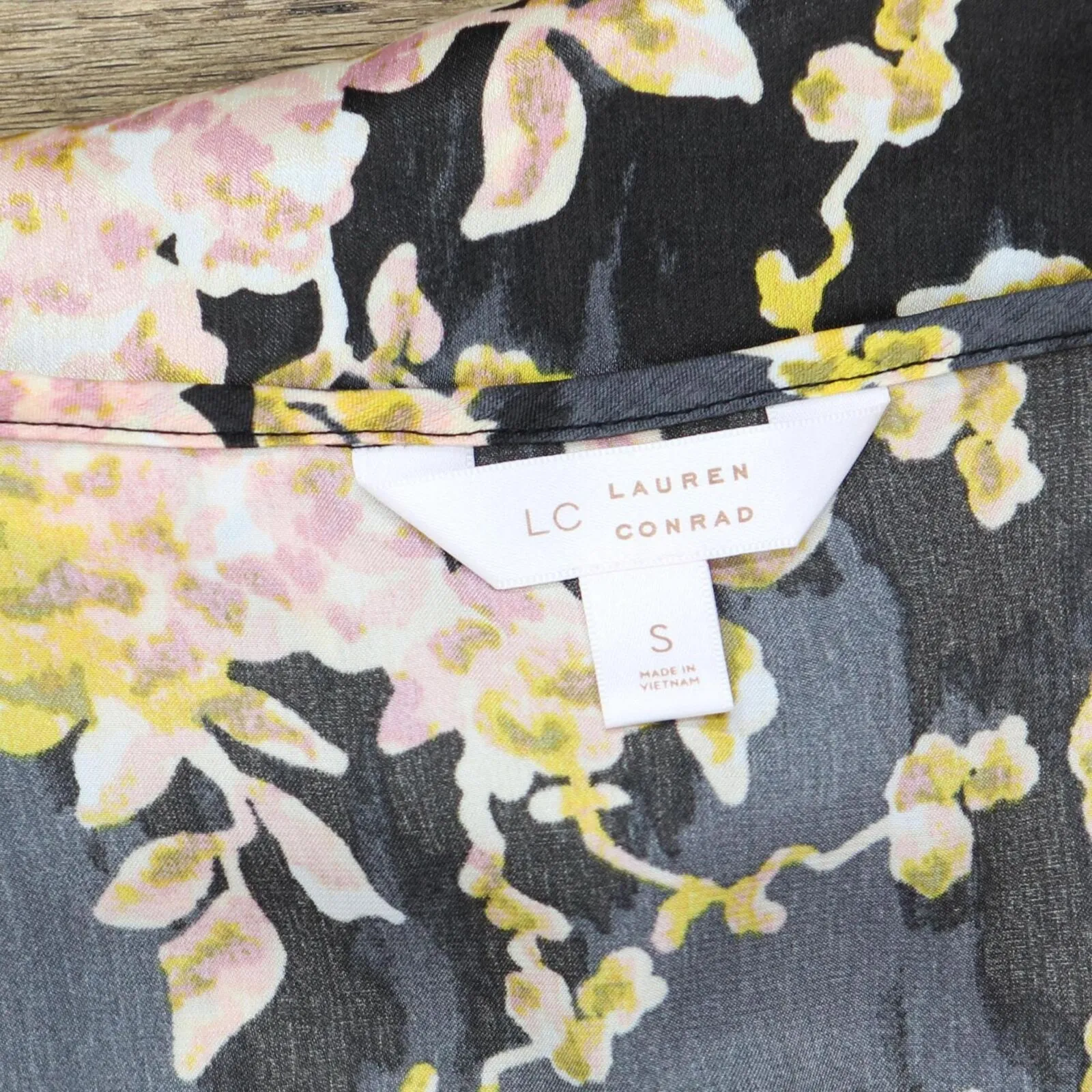 LC Lauren Conrad Womens Shiny Ruffle Trim V-Neck Blouse Shirt Top Black Floral S