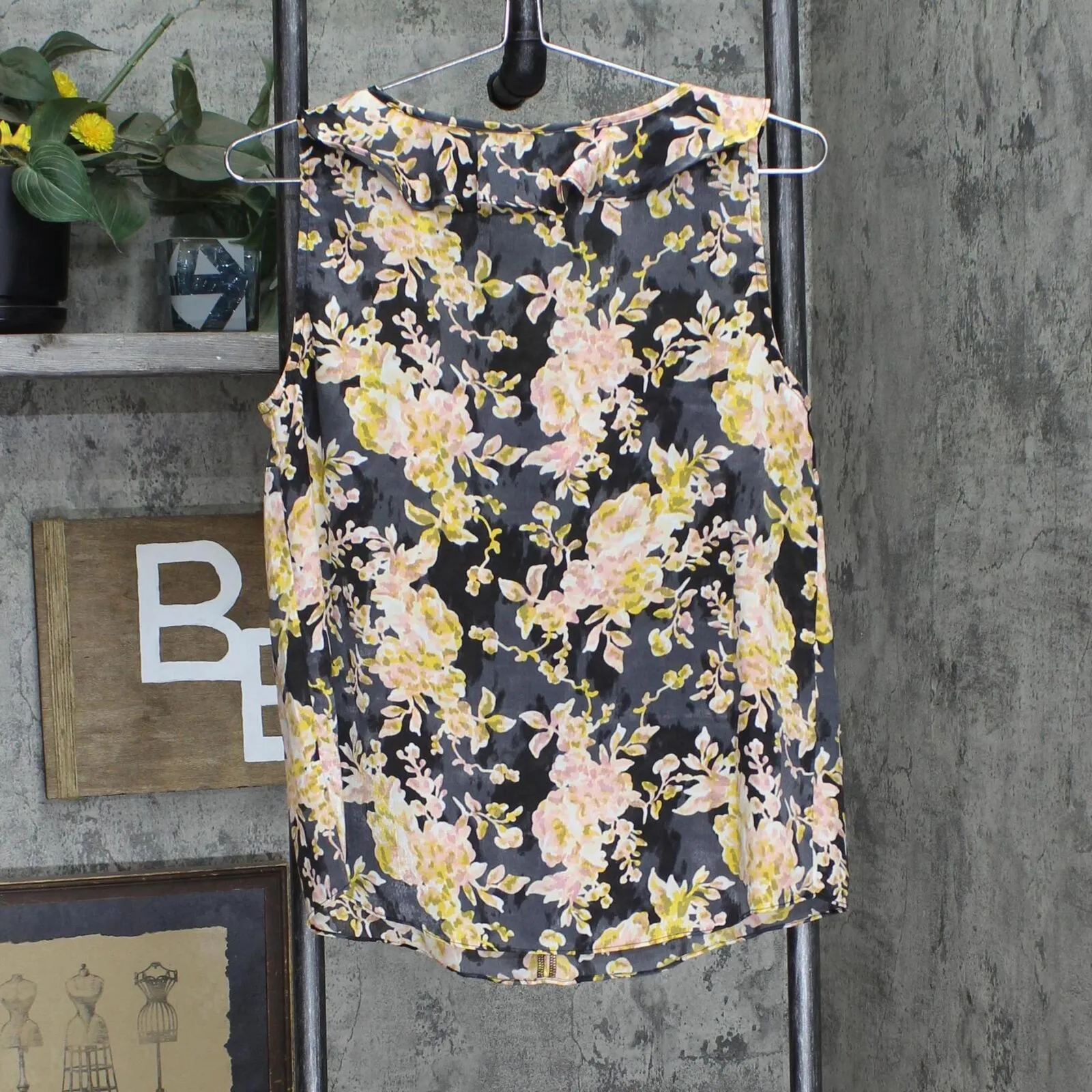 LC Lauren Conrad Womens Shiny Ruffle Trim V-Neck Blouse Shirt Top Black Floral S