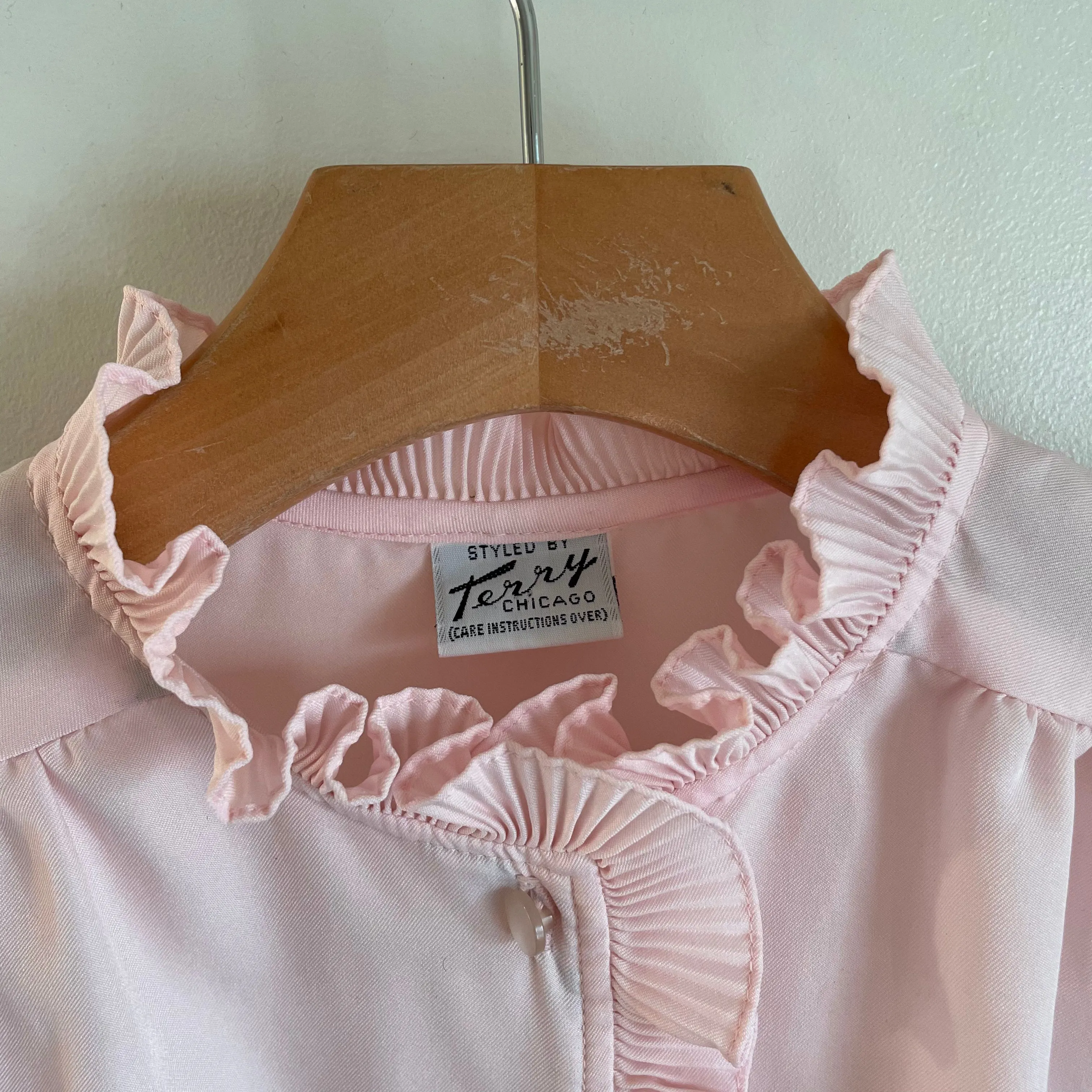 Vintage 50s 60s bubblegum pink blouse with scalloped ruffle detail // large