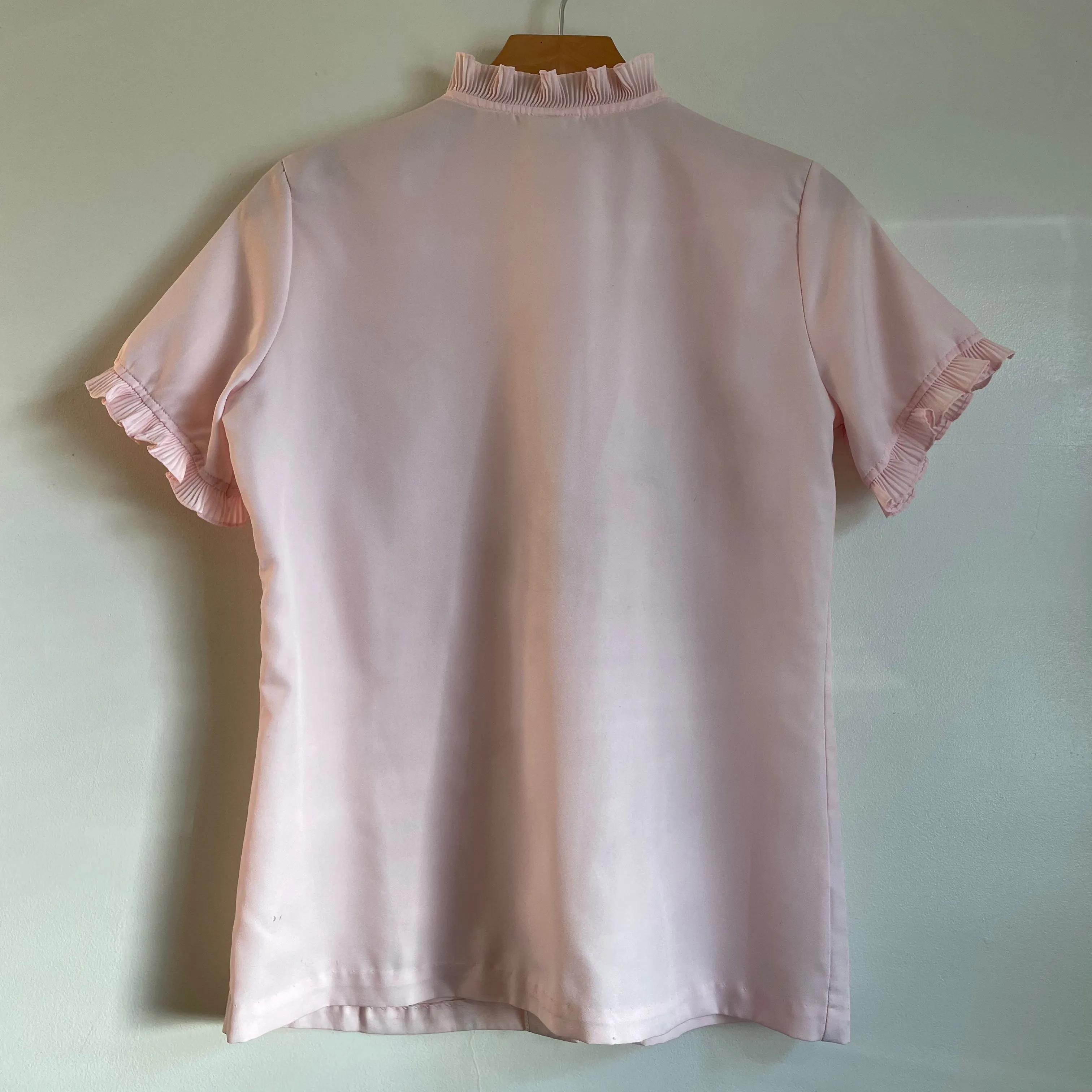Vintage 50s 60s bubblegum pink blouse with scalloped ruffle detail // large