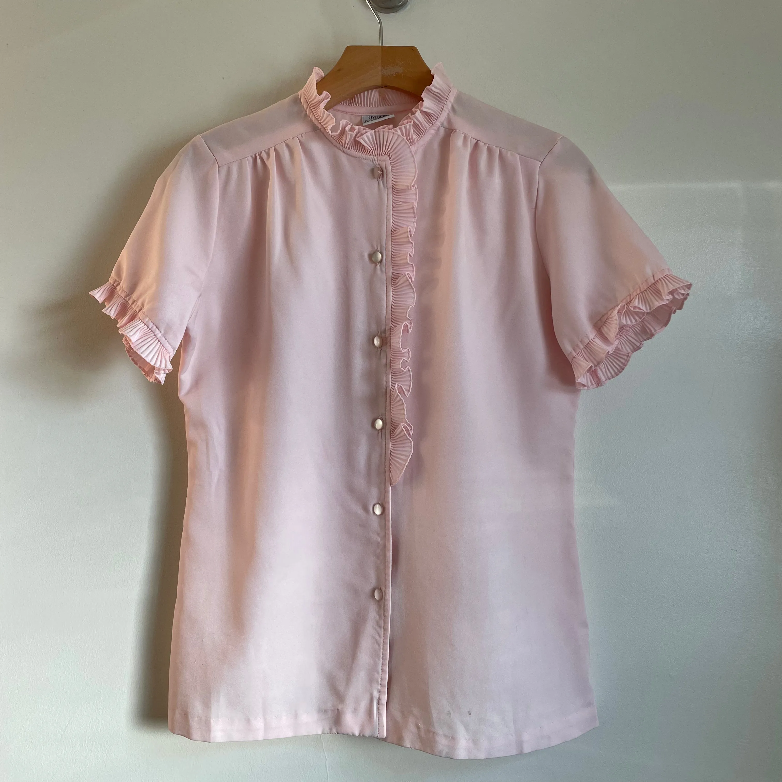 Vintage 50s 60s bubblegum pink blouse with scalloped ruffle detail // large
