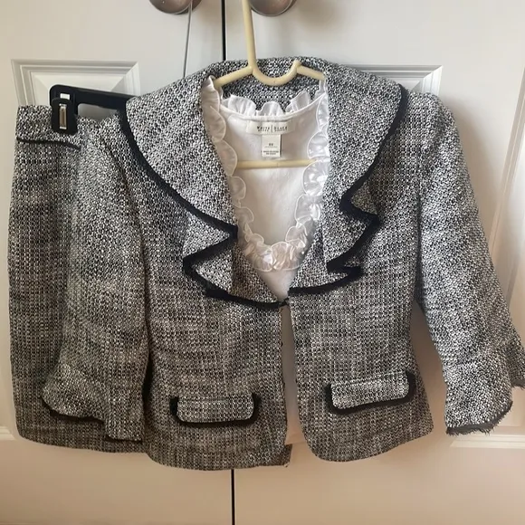 White House Black Market complete Skirt Suit with 3/4 length jack and tank shirt