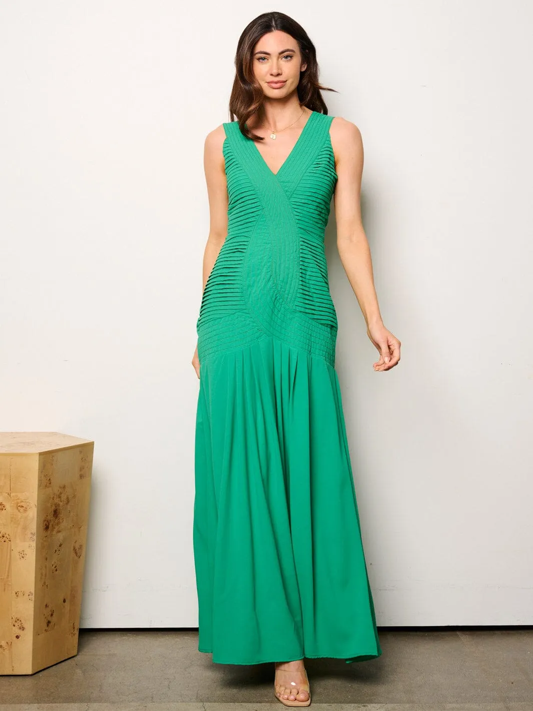 WOMEN'S SLEEVELESS V-NECK DETAILED MAXI DRESS