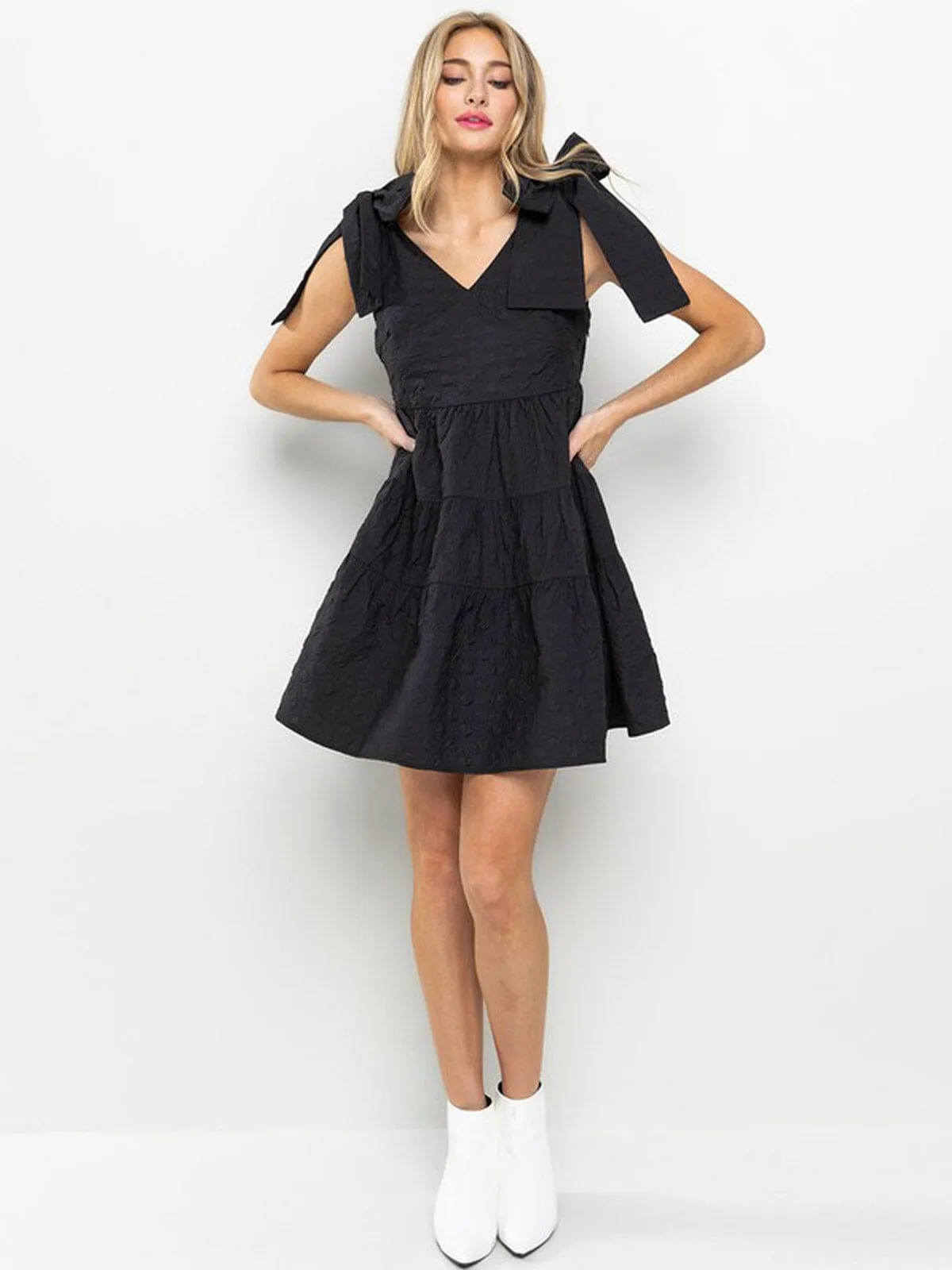 WOMEN'S SLEEVELESS V-NECK POCKETS TIERED MINI DRESS